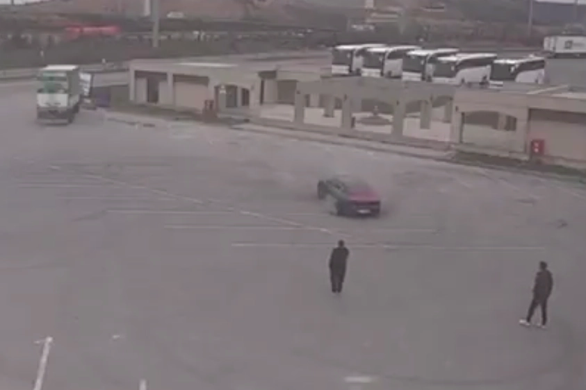 İstanbul Eyüpsultan'da drift yapan 2 sürücü jandarma tarafından yakalandı, ehliyetlerine el konuldu.