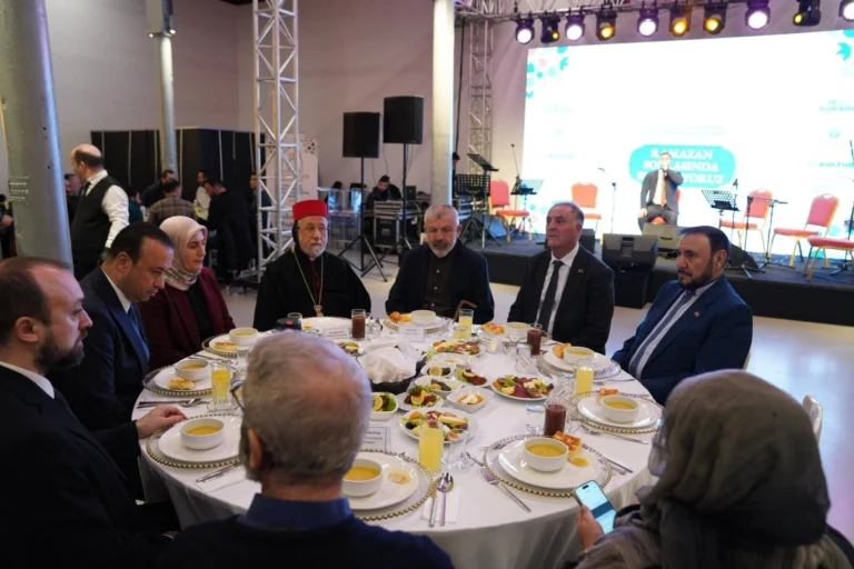 İstanbul'da İBB tarafından düzenlenen iftar yemeğinde inanç temsilcileri bir araya geldi.