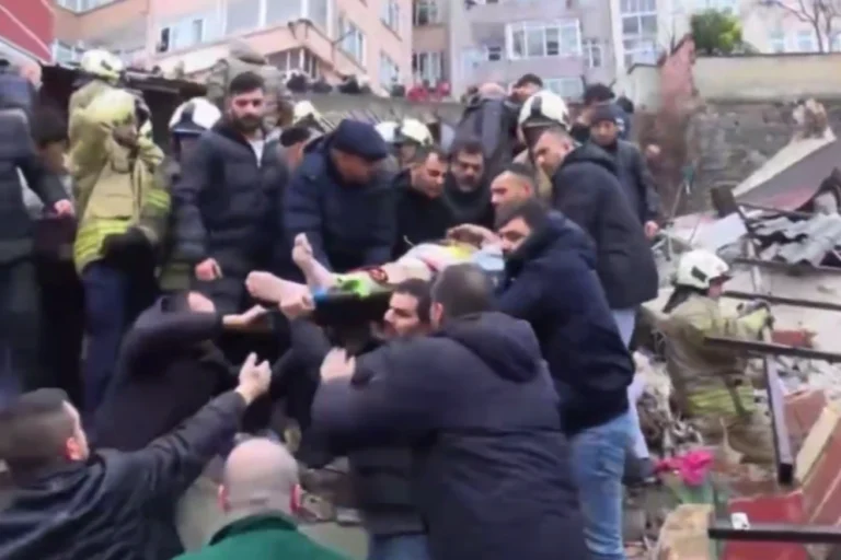 İstanbul Fatih'te doğal gaz patlaması sonrası çöken binalar ve kurtarma çalışmaları