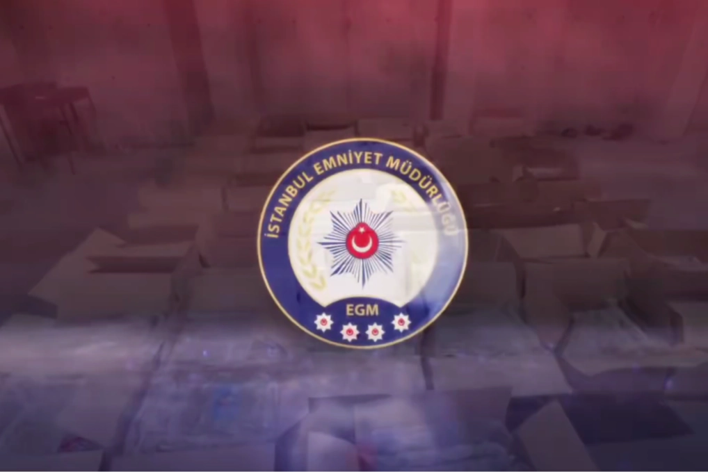 Küçükçekmece'de polis ekiplerinin düzenlediği operasyonda ele geçirilen 527 kilo skunk maddesi