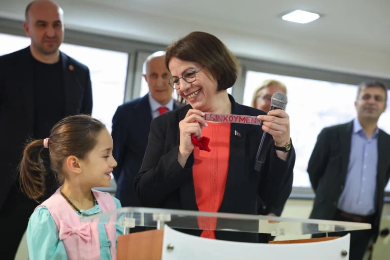 Maltepe Belediye Başkanı Esin Köymen, belediye çalışanlarıyla bayramlaştı.