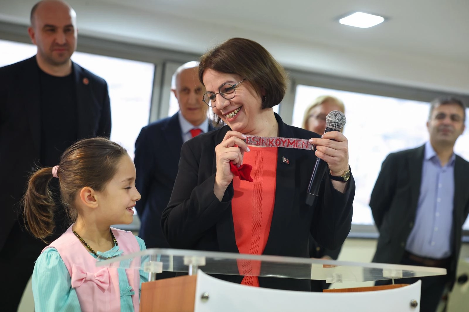 Maltepe Belediye Başkanı Esin Köymen, belediye çalışanlarıyla bayramlaştı.