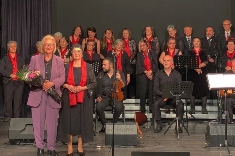 Maltepe Altın Sesler Korosu bahar konseri sahne performansı