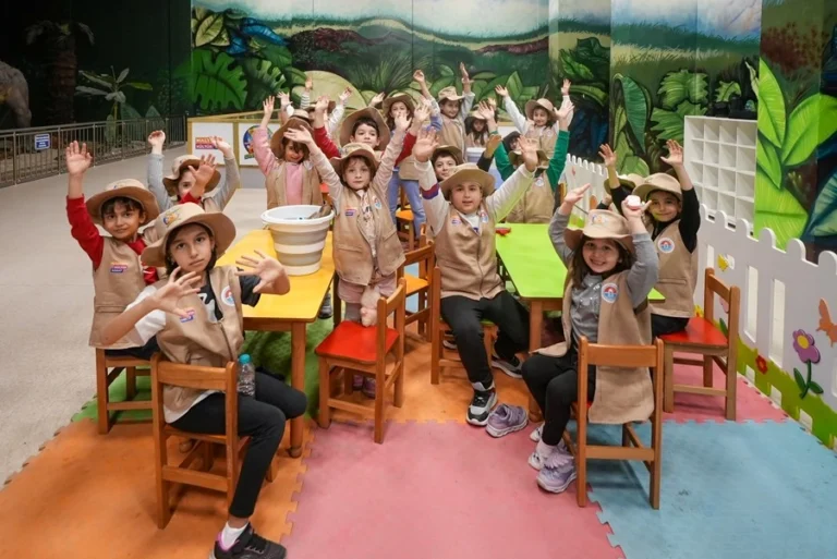 Maltepe Belediyesi'nin düzenlediği ara tatil etkinliklerinde çocuklar eğleniyor.