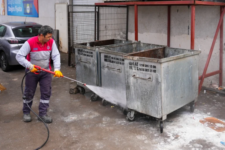 Maltepe Belediyesi'nin Fındıklı Mahallesi'ndeki bahar temizliği çalışmaları