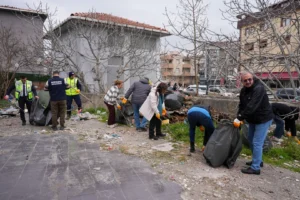 Maltepe'de gönüllü vatandaşlar bayram öncesi çevre temizliği yapıyor.