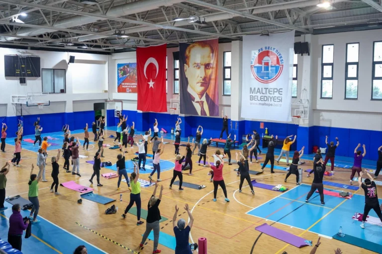 Maltepe Belediye Başkanı Esin Köymen spor yapan kadınlarla buluştu.