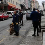 Maltepe'de zabıta ekipleri tarafından işgal edilen kaldırımların temizlenmesi çalışması