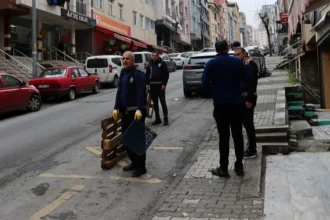 Maltepe'de zabıta ekipleri tarafından işgal edilen kaldırımların temizlenmesi çalışması