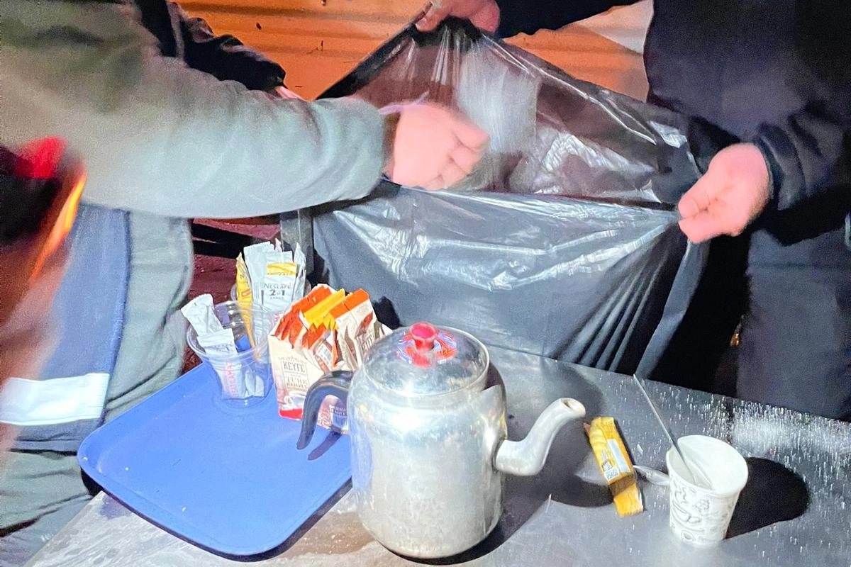 İzmir zabıtasının fahiş fiyat ve izinsiz satışlara karşı yürüttüğü denetimler.