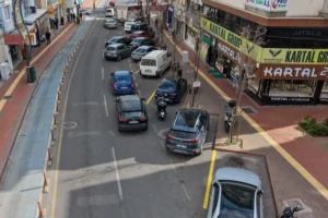 İzmir Aliağa'da İstiklal Caddesi'nde ücretli otopark uygulaması tabelası