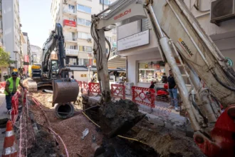 İzmir Alsancak'ta inşa edilen yeni yağmur suyu altyapı projesi kapsamında denize bağlanan hatlar