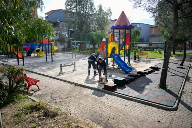 Bornova'da bahar hazırlıkları kapsamında yenilenen park ve yeşil alanlar