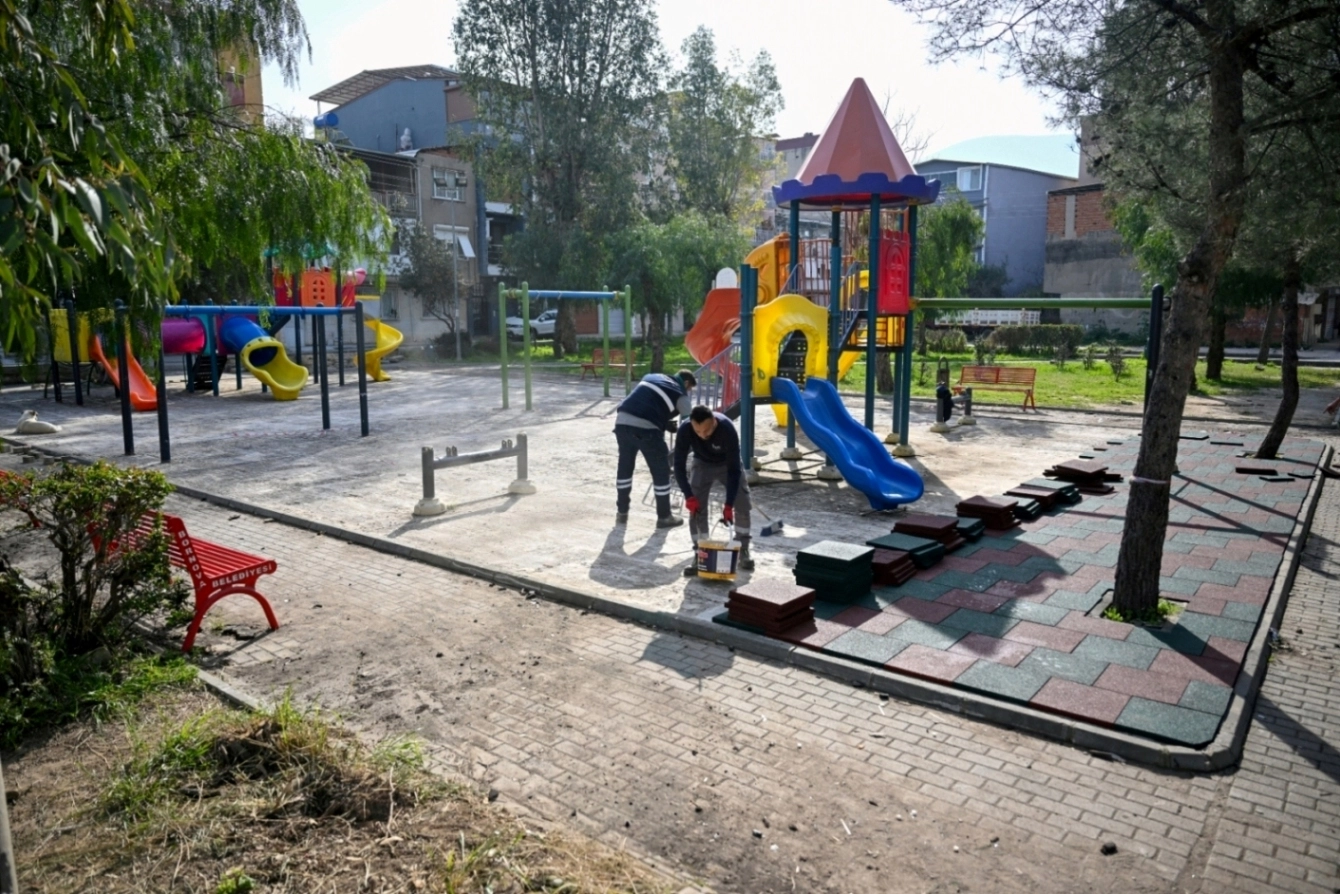 Bornova'da bahar hazırlıkları kapsamında yenilenen park ve yeşil alanlar