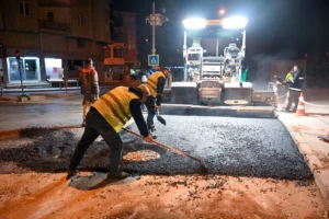 Bornova'da gece altyapı sonrası yollar asfaltlanıyor