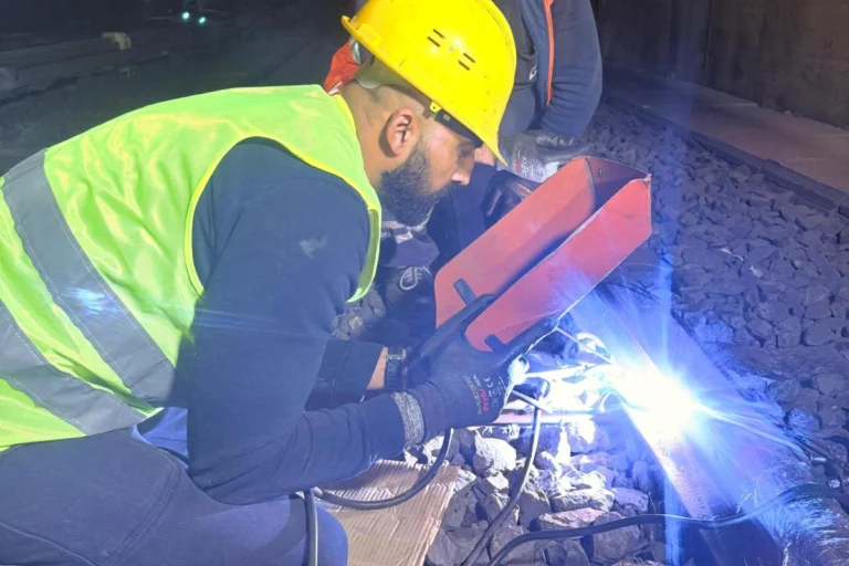 İzmir Metro'da ray değişimi tamamlandı, seferler normale döndü.