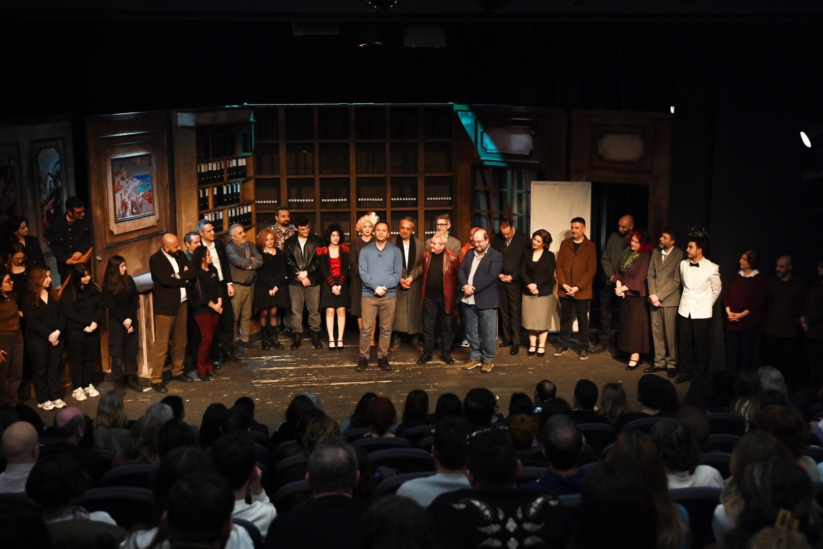 Bornova Belediyesi Şehir Tiyatrosu'nda sahnelenen 'Kont Öderland' oyunu büyük beğeni topladı.