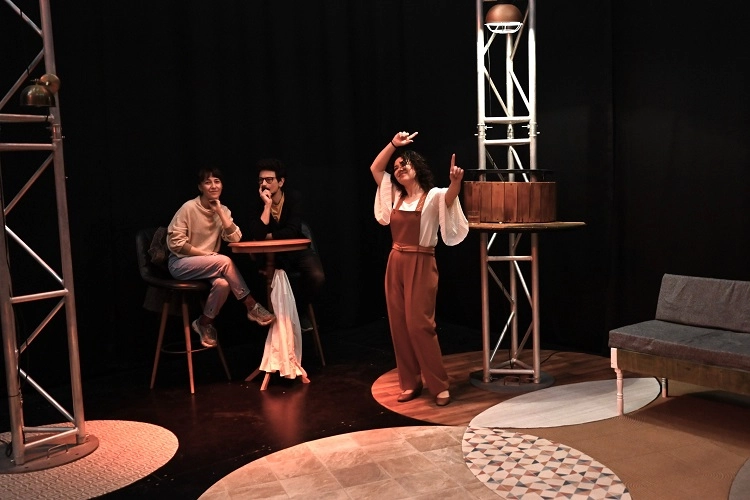 Bornova Belediyesi Şehir Tiyatrosu'nun 'Unutmak' oyunu sahnelenirken