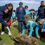 Bornova Sevgi Koruluğu'nda Down Sendromlu çocuklar ve Bornova Belediye Başkanı Ömer Eşki fidan dikerken