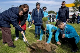 Bornova Sevgi Koruluğu'nda Down Sendromlu çocuklar ve Bornova Belediye Başkanı Ömer Eşki fidan dikerken
