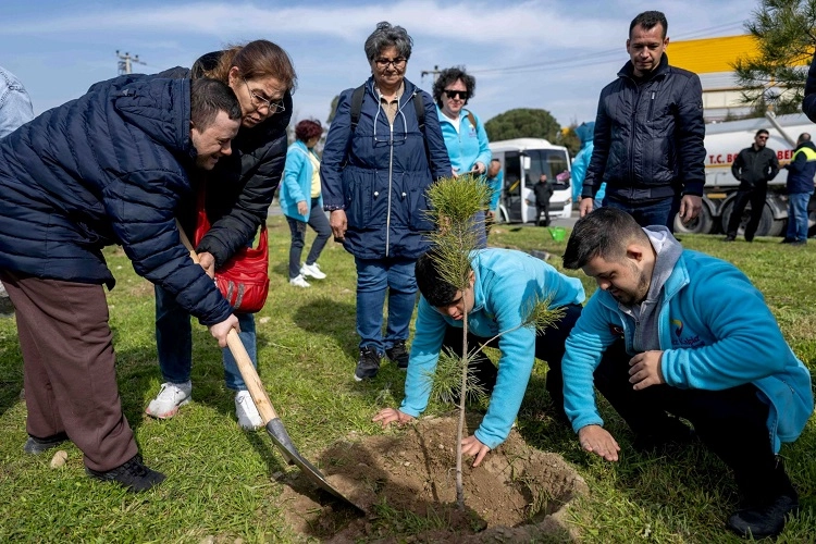 Bornova Sevgi Koruluğu'nda Down Sendromlu çocuklar ve Bornova Belediye Başkanı Ömer Eşki fidan dikerken