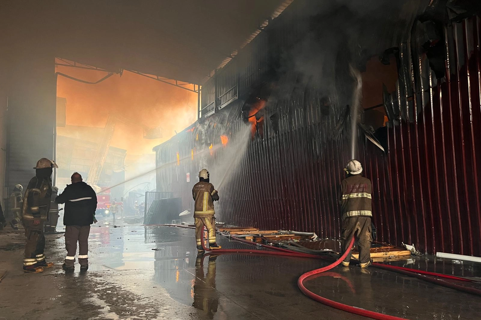 İzmir Buca'da mobilya imalathanelerinin bulunduğu sanayi sitesinde çıkan yangın sonucu 7 iş yeri zarar gördü
