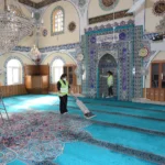 Çiğli'de bayram öncesi cami ve mezarlık temizliği yapılıyor