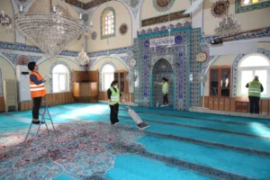 Çiğli'de bayram öncesi cami ve mezarlık temizliği yapılıyor