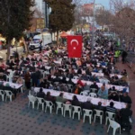 İzmir Çiğli'de Kadir Gecesi'nde binlerce kişinin katıldığı iftar programından genel görünüm