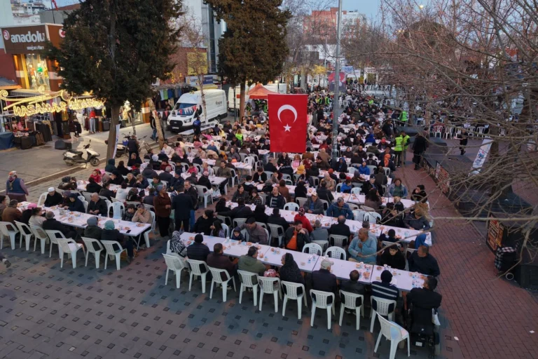 İzmir Çiğli'de Kadir Gecesi'nde binlerce kişinin katıldığı iftar programından genel görünüm