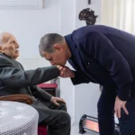 İzmir Büyükşehir Belediye Başkanı Cemil Tugay, Tıp Bayramı'nda Prof. Dr. Veli Lök'ü ziyaret etti.