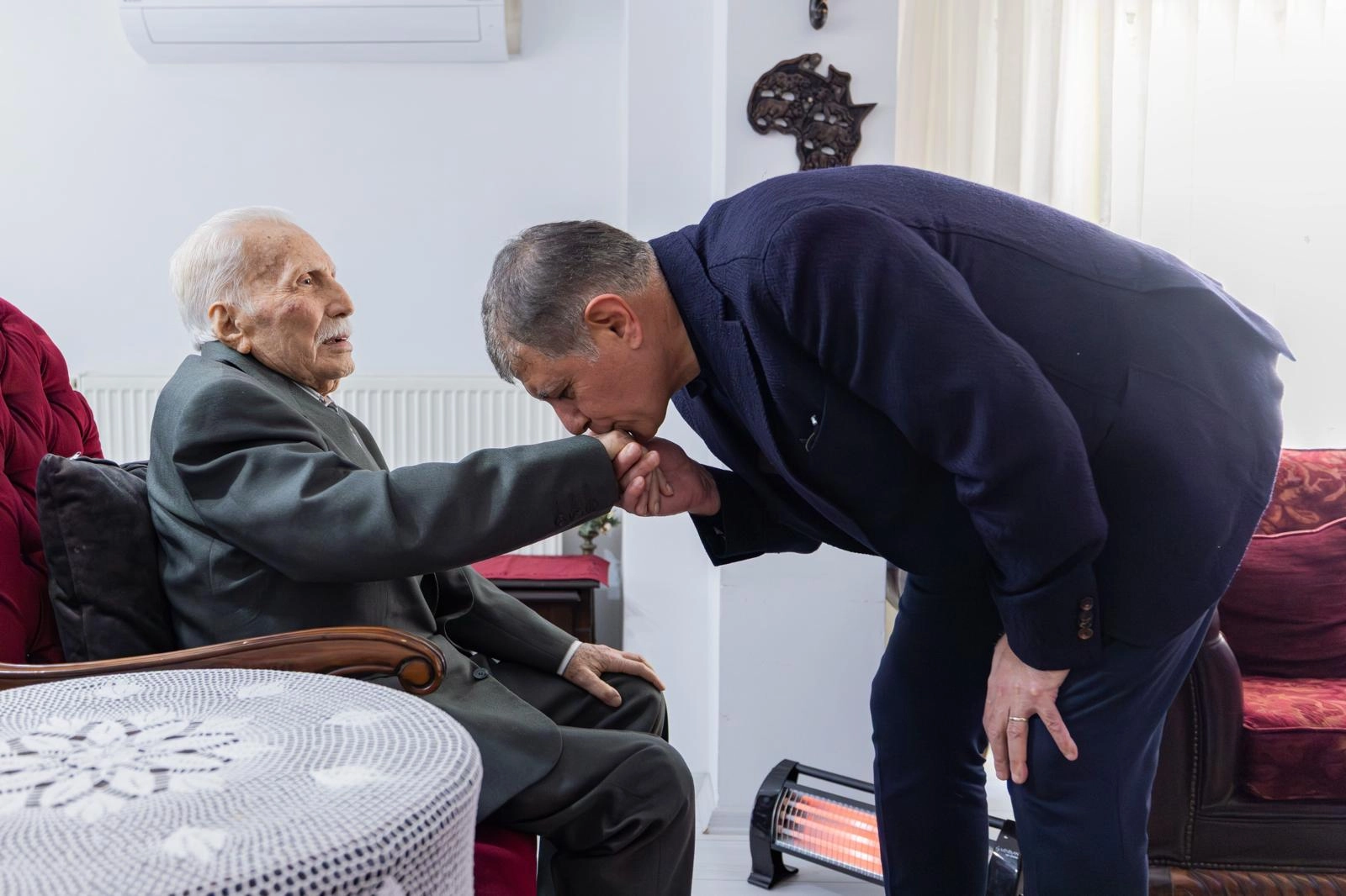 İzmir Büyükşehir Belediye Başkanı Cemil Tugay, Tıp Bayramı'nda Prof. Dr. Veli Lök'ü ziyaret etti.