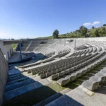 İzmir Aşık Veysel Amfi Tiyatro yeni sezona hazırlanıyor, koltuklar ve sahne yenilendi.