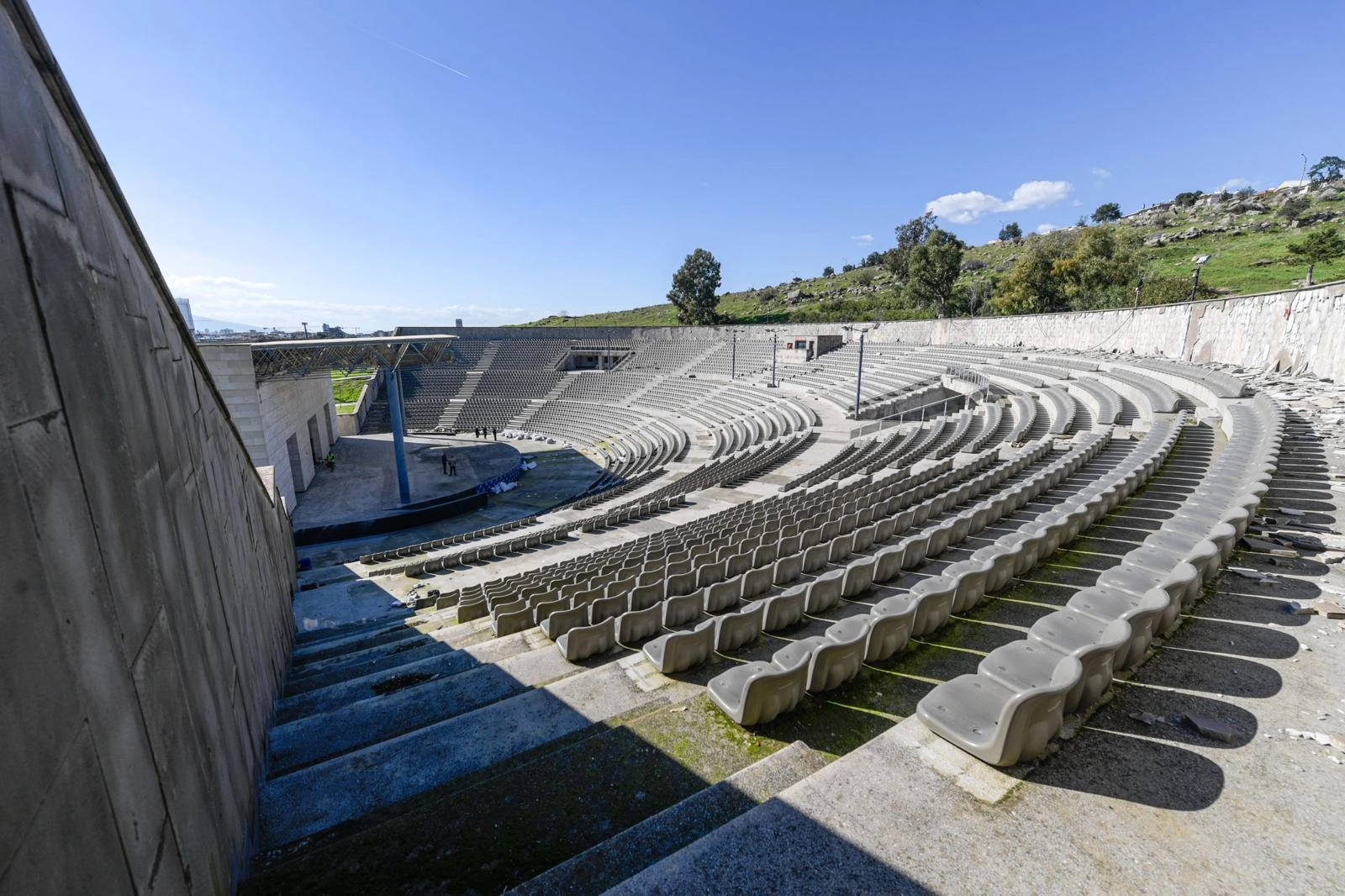 İzmir Aşık Veysel Amfi Tiyatro yeni sezona hazırlanıyor, koltuklar ve sahne yenilendi.