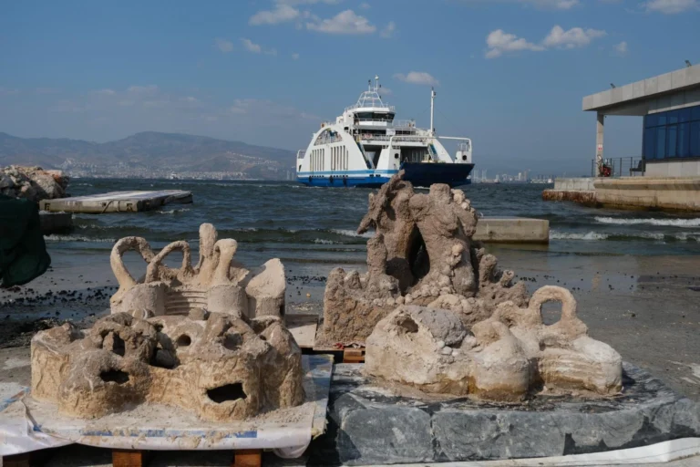 İzmir Körfezi'nde atık midye kabuklarından yapılan yapay resifler deniz yaşamını canlandıracak.