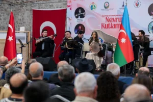 İzmir'de Azerbaycanlıların katılımıyla düzenlenen Nevruz kutlaması