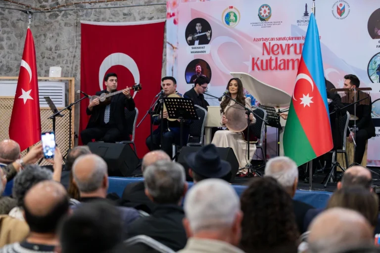 İzmir'de Azerbaycanlıların katılımıyla düzenlenen Nevruz kutlaması