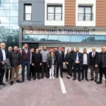 İzmir Büyükşehir Belediye Başkanı Cemil Tugay, DİSK Ege Bölge Temsilcisi Deniz Şahin Gümüştekin'i ziyaret etti.