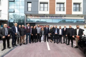 İzmir Büyükşehir Belediye Başkanı Cemil Tugay, DİSK Ege Bölge Temsilcisi Deniz Şahin Gümüştekin'i ziyaret etti.
