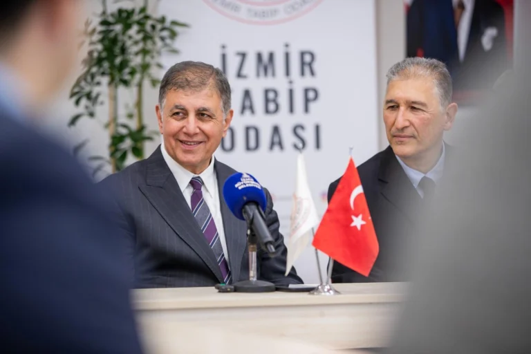 İzmir Büyükşehir Belediye Başkanı Cemil Tugay, 14 Mart Tıp Bayramı'nda sağlık çalışanlarına teşekkür ziyaretinde bulundu.