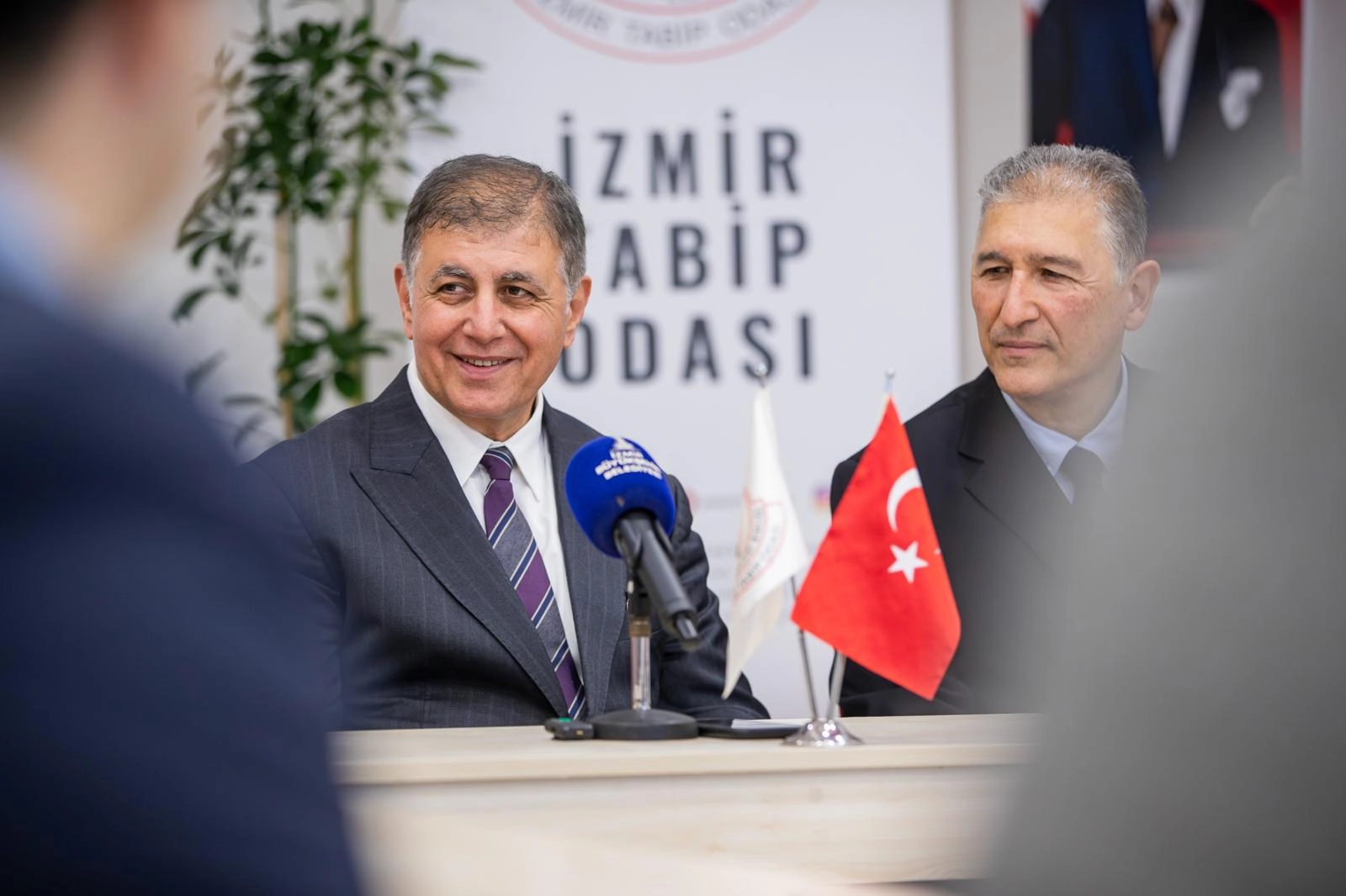 İzmir Büyükşehir Belediye Başkanı Cemil Tugay, 14 Mart Tıp Bayramı'nda sağlık çalışanlarına teşekkür ziyaretinde bulundu.