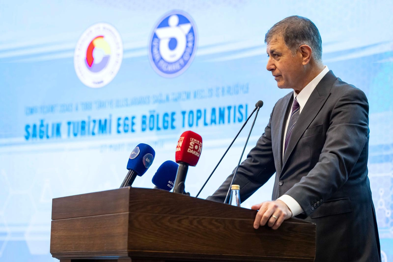 İzmir Büyükşehir Belediye Başkanı Dr. Cemil Tugay, sağlık turizmi toplantısında konuşma yaparken