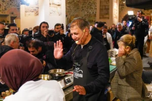 İzmir Büyükşehir Belediye Başkanı Cemil Tugay, Tire Gastronomi Festivali'nde mutfak atölyesinde yemek hazırladı.