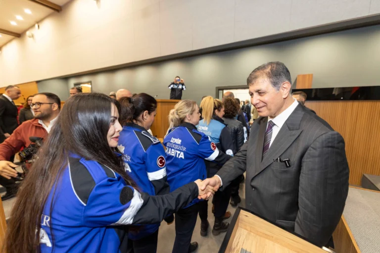 İzmir Büyükşehir Belediye Başkanı Dr. Cemil Tugay, belediye personeli ile bayramlaştı