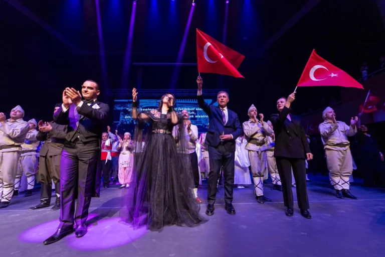 İzmir'de sahnelenen 'Uyan Memet' gösterisi ile Çanakkale ruhu anlatıldı