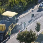 İzmir Büyükşehir Belediyesi'nin Çeşme'de yaza hazırlık kapsamında yürüttüğü yol yenileme çalışmaları