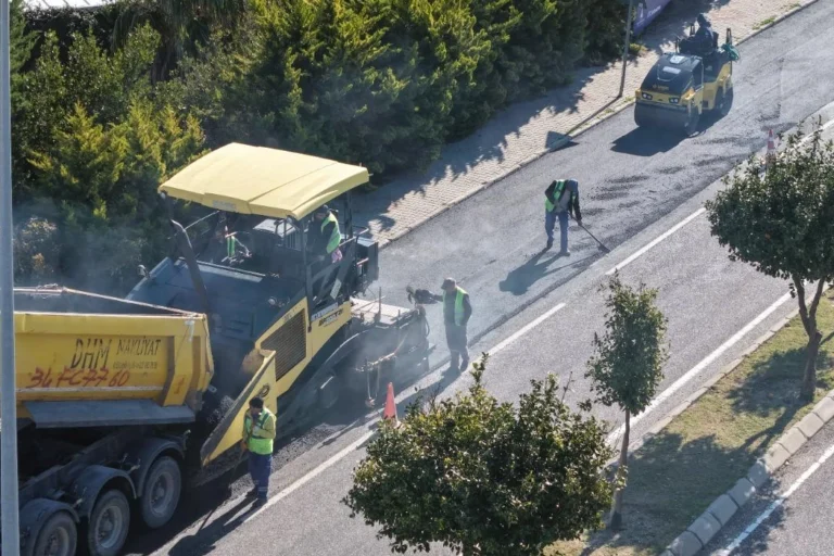 İzmir Büyükşehir Belediyesi'nin Çeşme'de yaza hazırlık kapsamında yürüttüğü yol yenileme çalışmaları