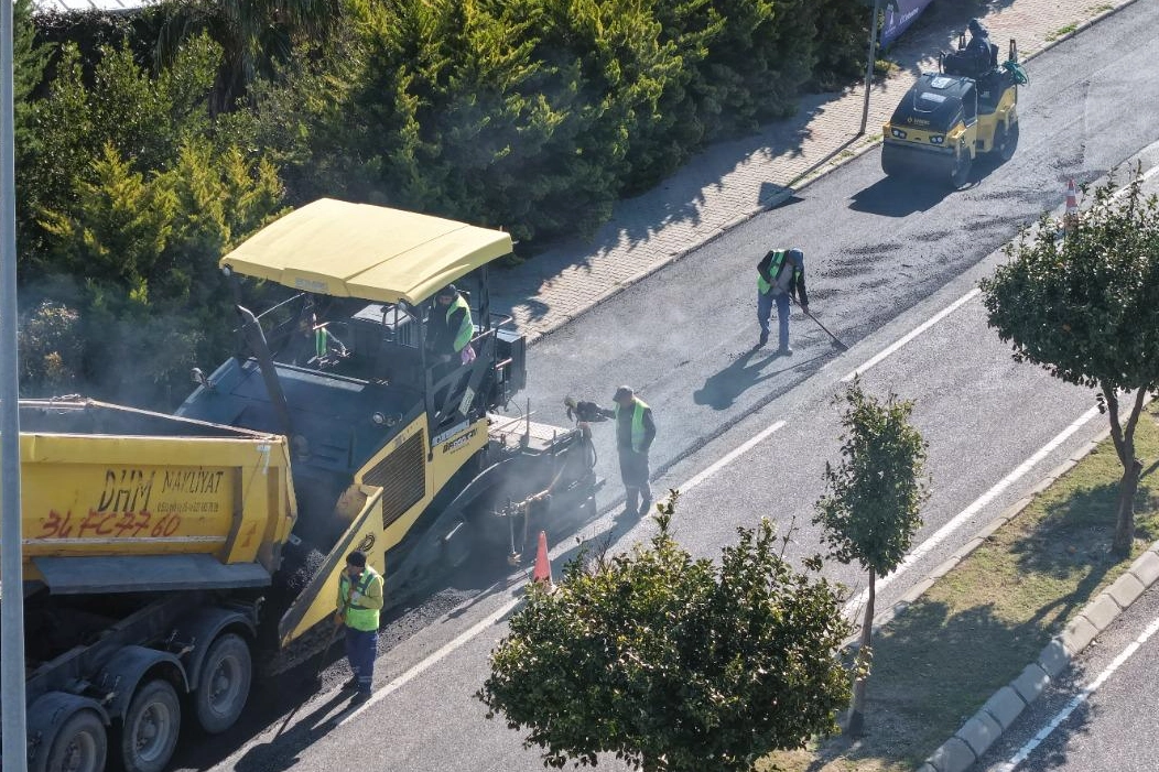 İzmir Büyükşehir Belediyesi'nin Çeşme'de yaza hazırlık kapsamında yürüttüğü yol yenileme çalışmaları