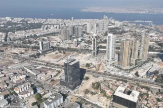 İzmir Büyükşehir Belediyesi'nin tamamlanan ve devam eden ulaşım projelerini gösteren görsel