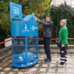 İzmir'de geri dönüşüm projesi kapsamında sanayi sitelerine dağıtılan mavi poşetler ve atık toplama araçları